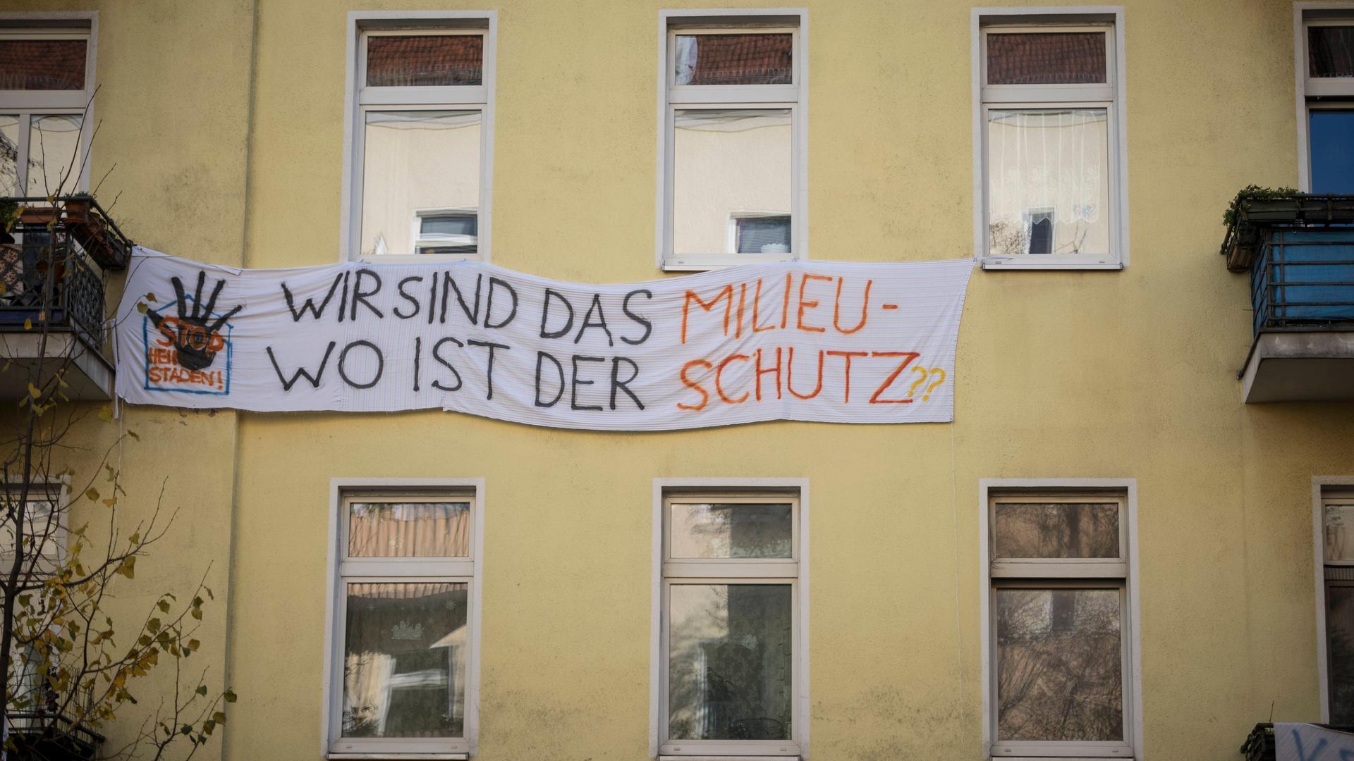 Auf einem Protestbanner an einem Mietshaus in Berlin-Neukölln steht: „Wir sind das Milieu - Wo ist der Schutz“. Auf einem Protestbanner an einem Mietshaus in Berlin-Neukölln steht: „Wir sind das Milieu - Wo ist der Schutz“.