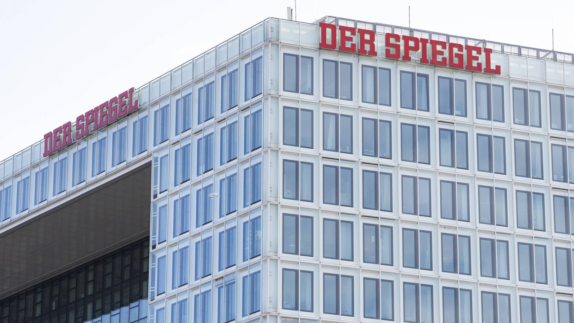 Das Verlagshaus des "Spiegel"-Unternehmen mit einem Schriftzug an der Außenfassade. Das Verlagshaus des "Spiegel"-Unternehmen mit einem Schriftzug an der Außenfassade.