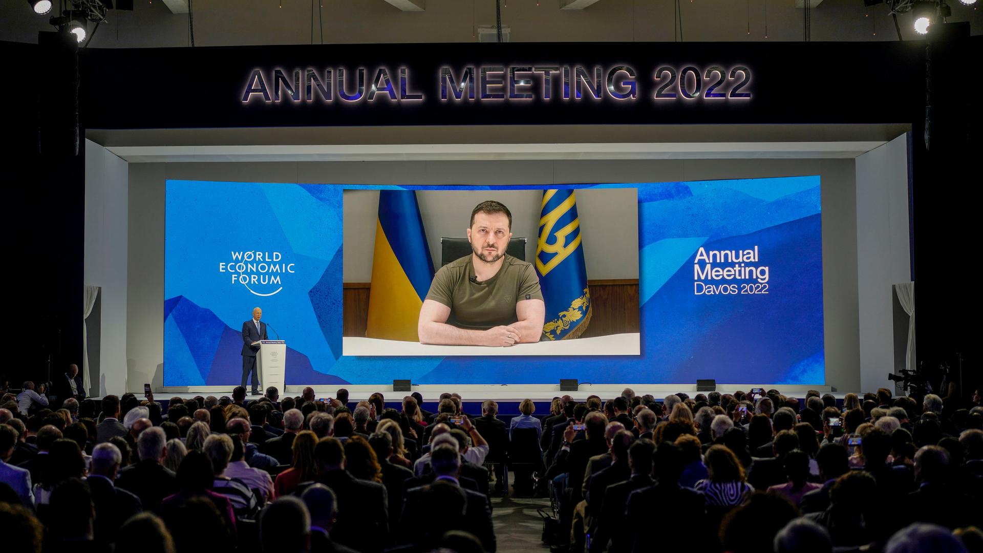 Der ukrainische Präsident Selenskyj auf einer Videoleinwand beim Weltwirtschaftsforum in Davos. Davor sitzen Teilnehmer in zwei Blöcken. Der ukrainische Präsident Selenskyj auf einer Videoleinwand beim Weltwirtschaftsforum in Davos. Davor sitzen Teilnehmer in zwei Blöcken.