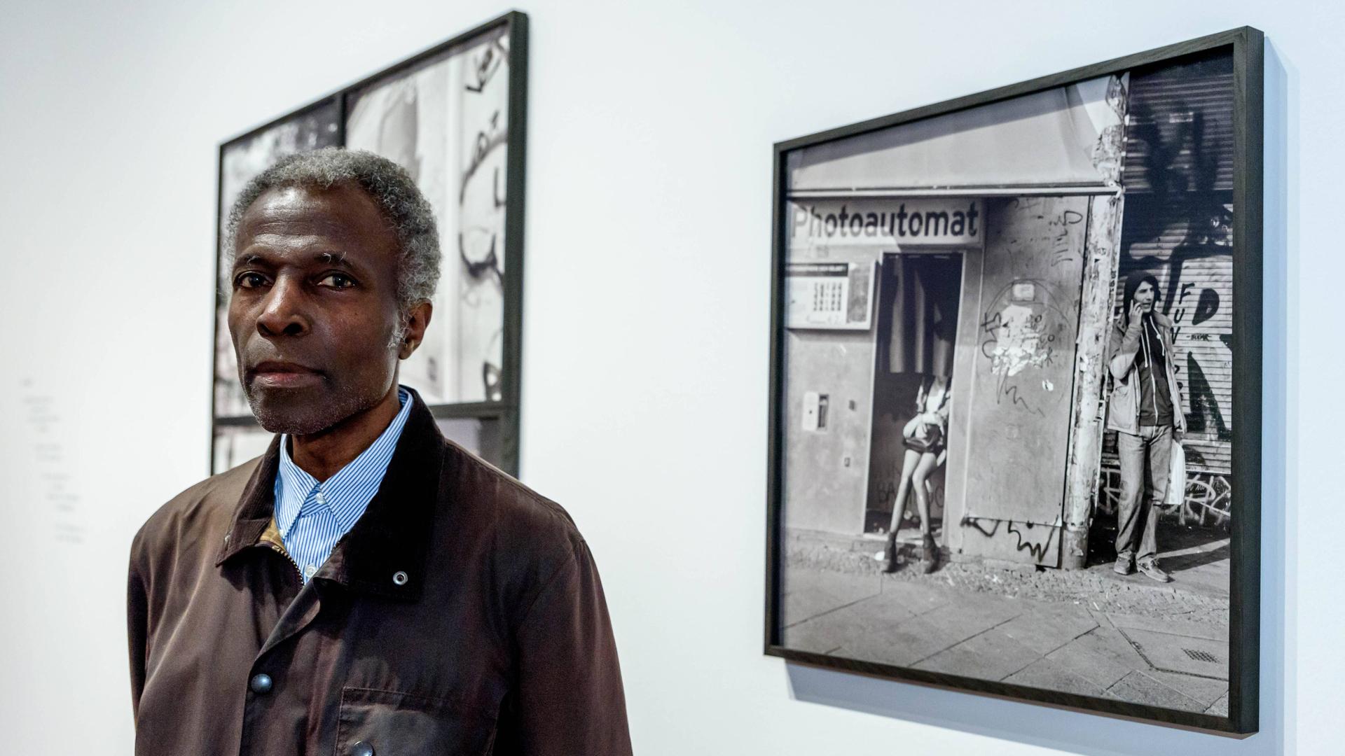 Der Fotograf Akinbode Akinbiyi 2020 bei der Fotoausstellung Six Songs, Swirling Gracefully in the Taut Air im Berliner Gropius Bau, die seine Schwarz-Weiß-Fotografien zeigt. Der Fotograf Akinbode Akinbiyi 2020 bei der Fotoausstellung Six Songs, Swirling Gracefully in the Taut Air im Berliner Gropius Bau, die seine Schwarz-Weiß-Fotografien zeigt.