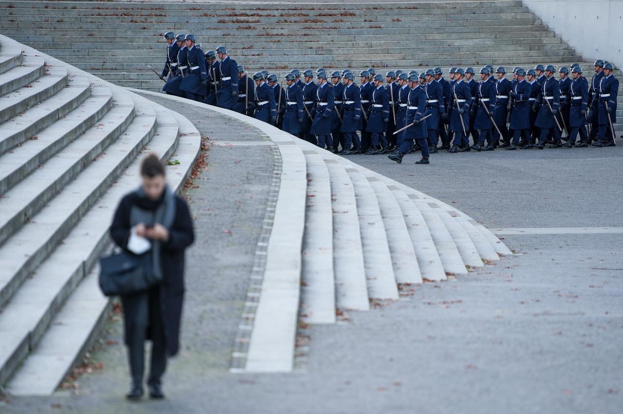 Bundeswehrsoldaten des Wachbataillons gehen durch das Regierungsviertel zum Reichstagsgebäude zum Großen Zapfenstreich zum Ende des Afghanistan-Einsatzes der Bundeswehr. Bundeswehrsoldaten des Wachbataillons gehen durch das Regierungsviertel zum Reichstagsgebäude zum Großen Zapfenstreich zum Ende des Afghanistan-Einsatzes der Bundeswehr.