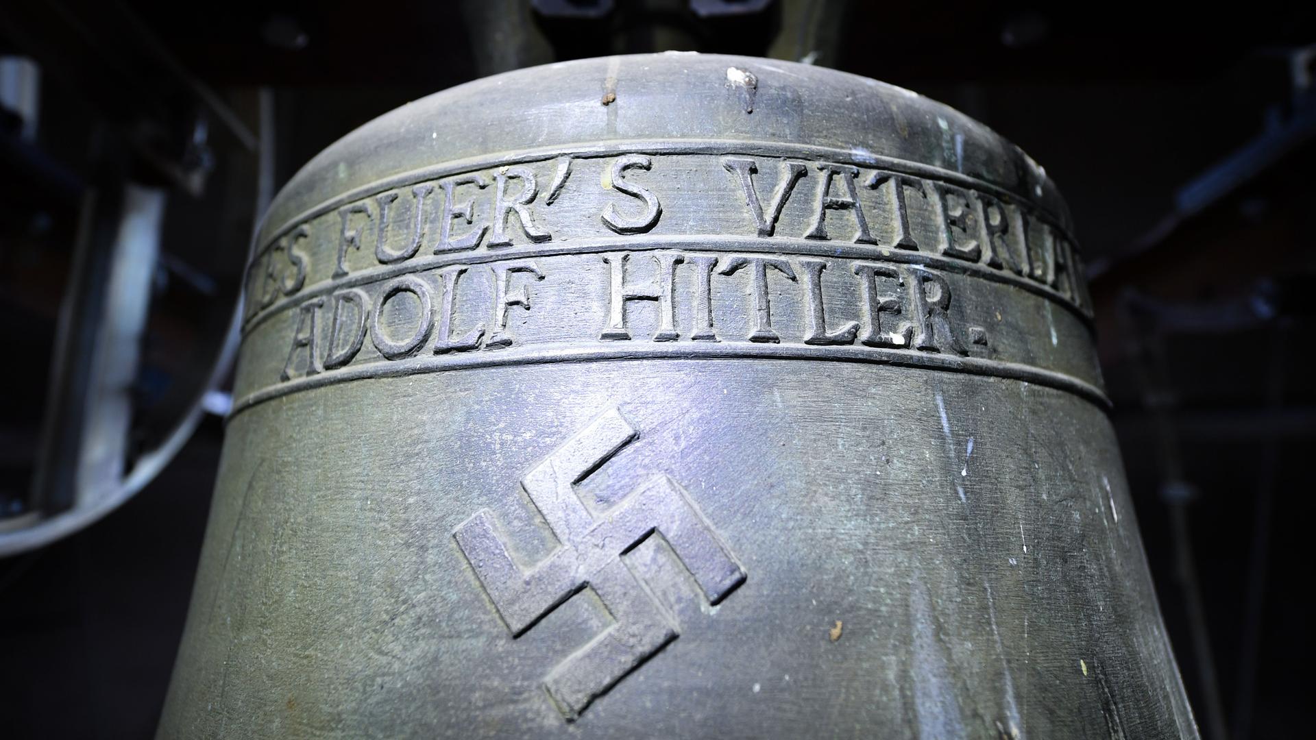 Eine Bronzeglocke mit Hakenkreuz und dem Spruch "Alles fürs Vaterland - Adolf Hitler"
Eine Bronzeglocke mit Hakenkreuz und dem Spruch "Alles fürs Vaterland - Adolf Hitler"