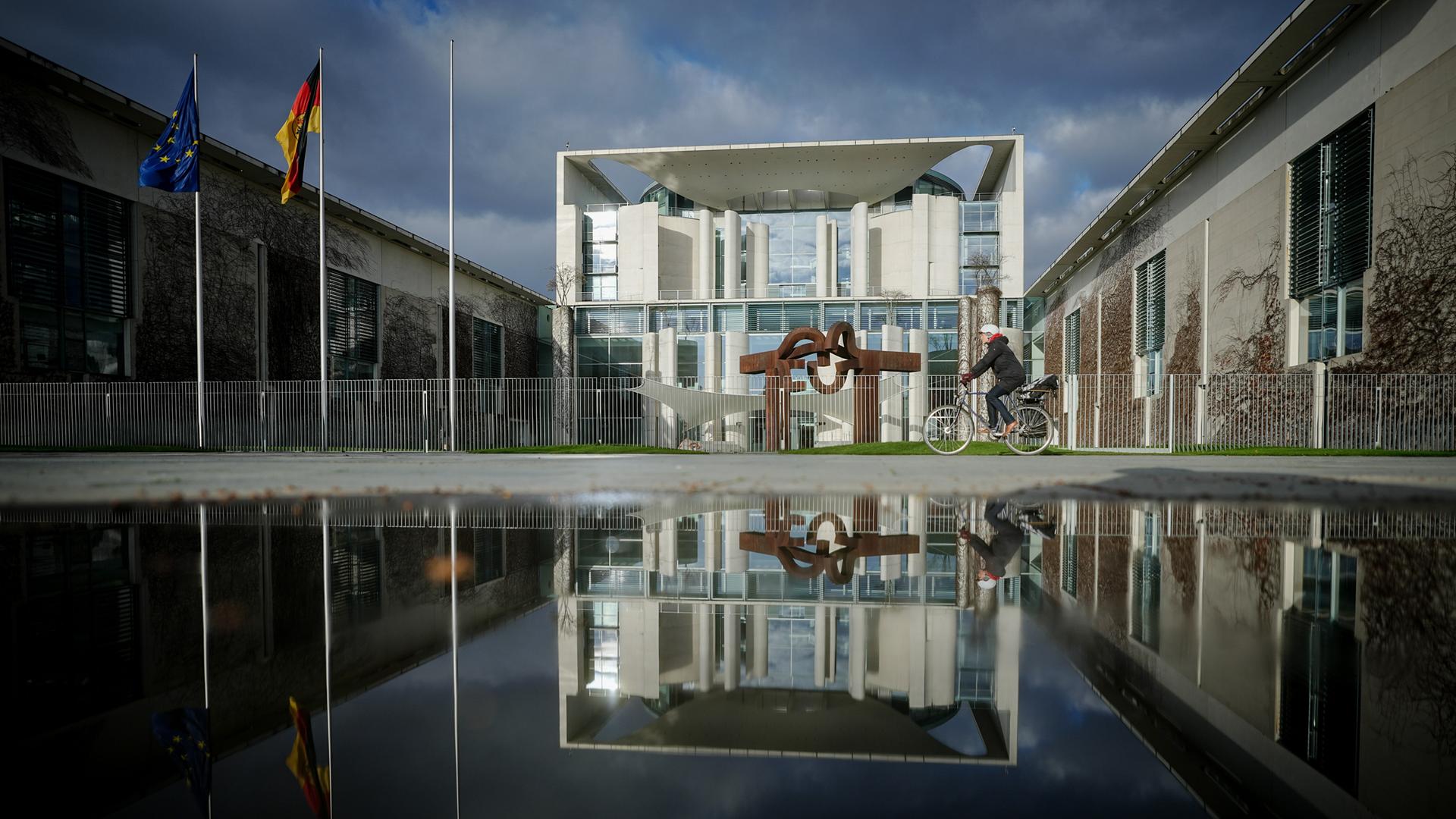 Das Bundeskanzleramt wird von der Sonne angestrahlt, im Hintergrund sind dunkle Wolken. Seit dem 26.03.2022 tagen hier die Spitzenvertreter von SPD, Bündnis 90/Die Grünen und FDP und beraten verschiedene Themen im Koalitionsausschuss der Ampelregierung.