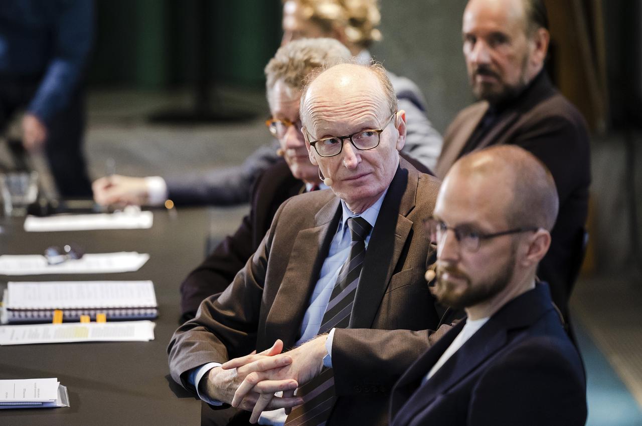 Alexander Jolles, Präsident der Stiftung Sammlung E.G. Buehrle, sitzt zwischen anderen Teilnehmern der Pressekonferenz. Er trägt ein kleines Mikrofon an der Wange und schaut hinter sich. Alexander Jolles, Präsident der Stiftung Sammlung E.G. Buehrle, sitzt zwischen anderen Teilnehmern der Pressekonferenz. Er trägt ein kleines Mikrofon an der Wange und schaut hinter sich.