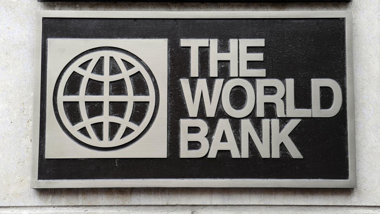 Das Foto zeigt eine Weltkugel. Neben der Weltkugel stehen die Worte "The World Bank - die Weltbank"