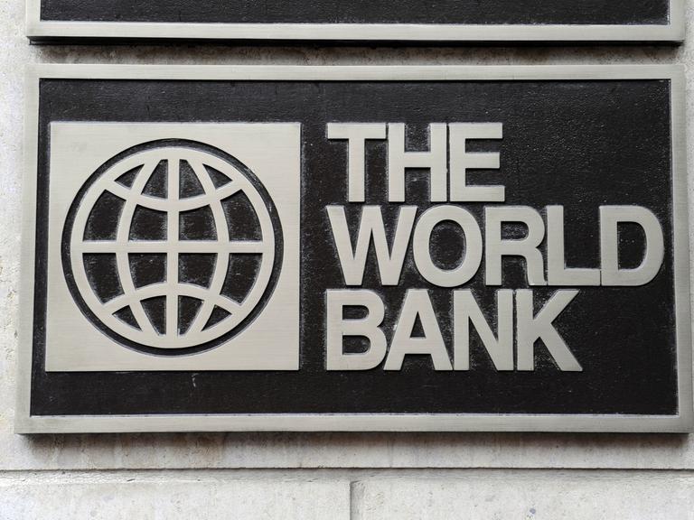 Das Foto zeigt eine Weltkugel. Neben der Weltkugel stehen die Worte "The World Bank - die Weltbank"