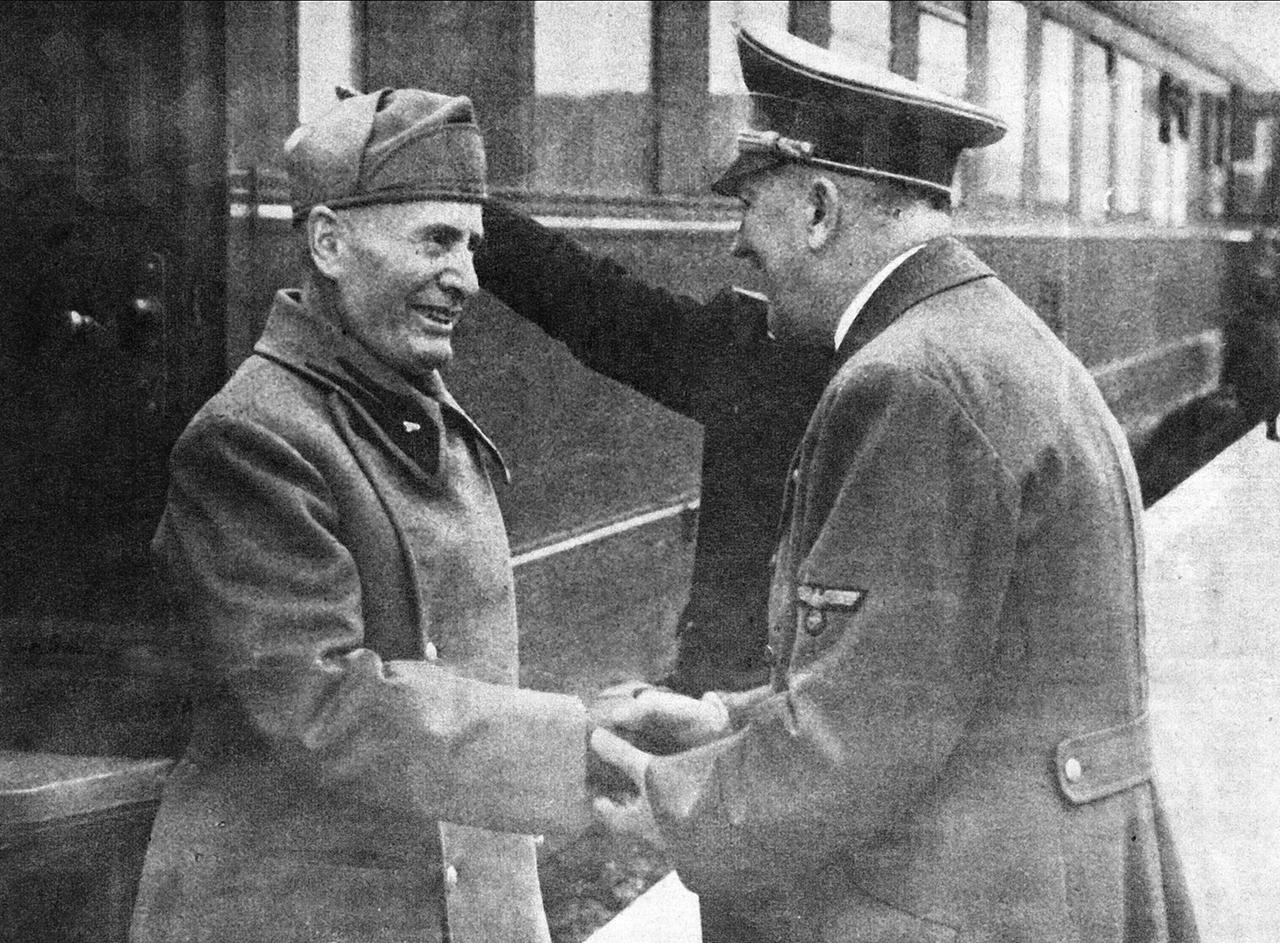 Italian Prime Minister Benito Mussolini, left, and Adolf Hitler shake hands as they say goodbye at the train station after their meeting in April 1944 during World War II. (AP Photo) Aufnahmedatum
01.05.1944