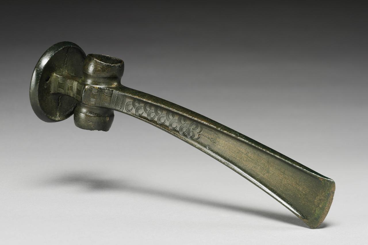 Streitaxt bzw. Streitkolben aus Bronze, Ungarn, um 1.500 vor Chr. Streitaxt bzw. Streitkolben aus Bronze, Ungarn, um 1.500 vor Chr.