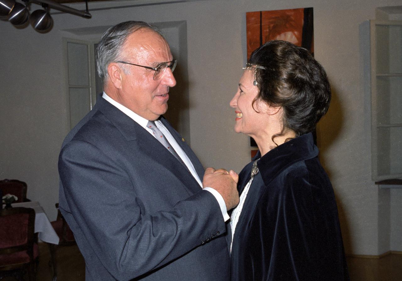 Kammersängerin Edda Moser mit Bundeskanzler Helmut Kohl (CDU) während eines Empfangs im August 1989 in Salzburg (Ãsterreich). Foto: Istvan Bajzat +++(c) dpa - Report+++ Kammersängerin Edda Moser mit Bundeskanzler Helmut Kohl (CDU) während eines Empfangs im August 1989 in Salzburg (Ãsterreich). Foto: Istvan Bajzat +++(c) dpa - Report+++