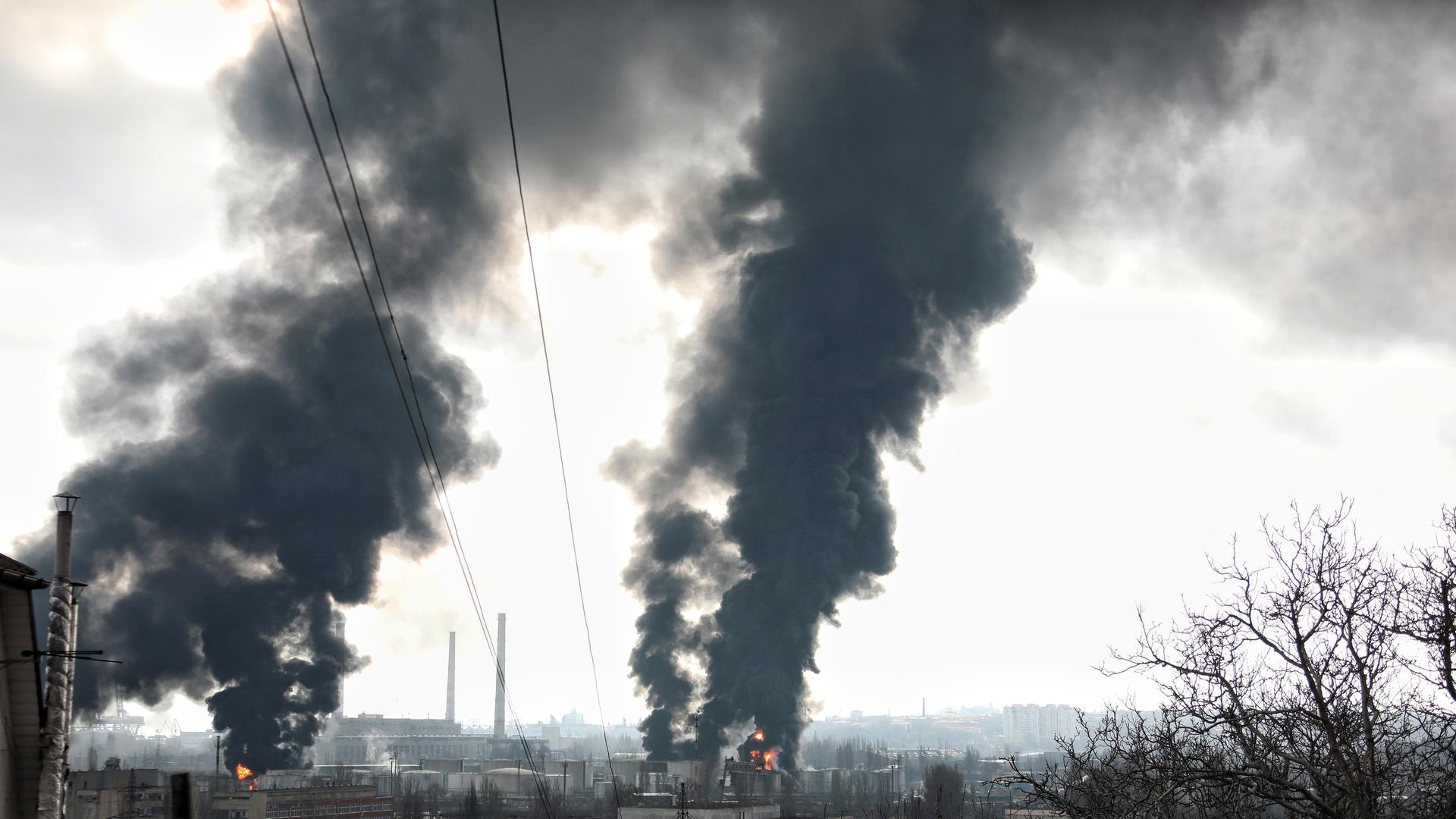 Schwarzer Rauch steigt in die Luft: Raketenangriff auf eine Öl-Raffinerie bei Odessa. Schwarzer Rauch steigt in die Luft: Raketenangriff auf eine Öl-Raffinerie bei Odessa.
