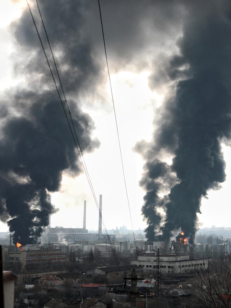 Schwarzer Rauch steigt in die Luft: Raketenangriff auf eine Öl-Raffinerie bei Odessa.