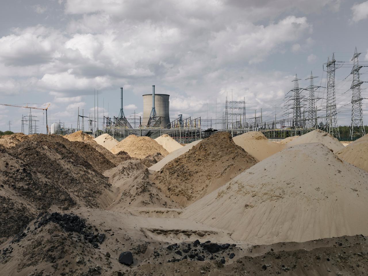 Baustelle für das neue Umspannwerk in Lingen (Ems). Im Hintergrund der Kühlturm des AKW und Hochspannungsleitungen.
