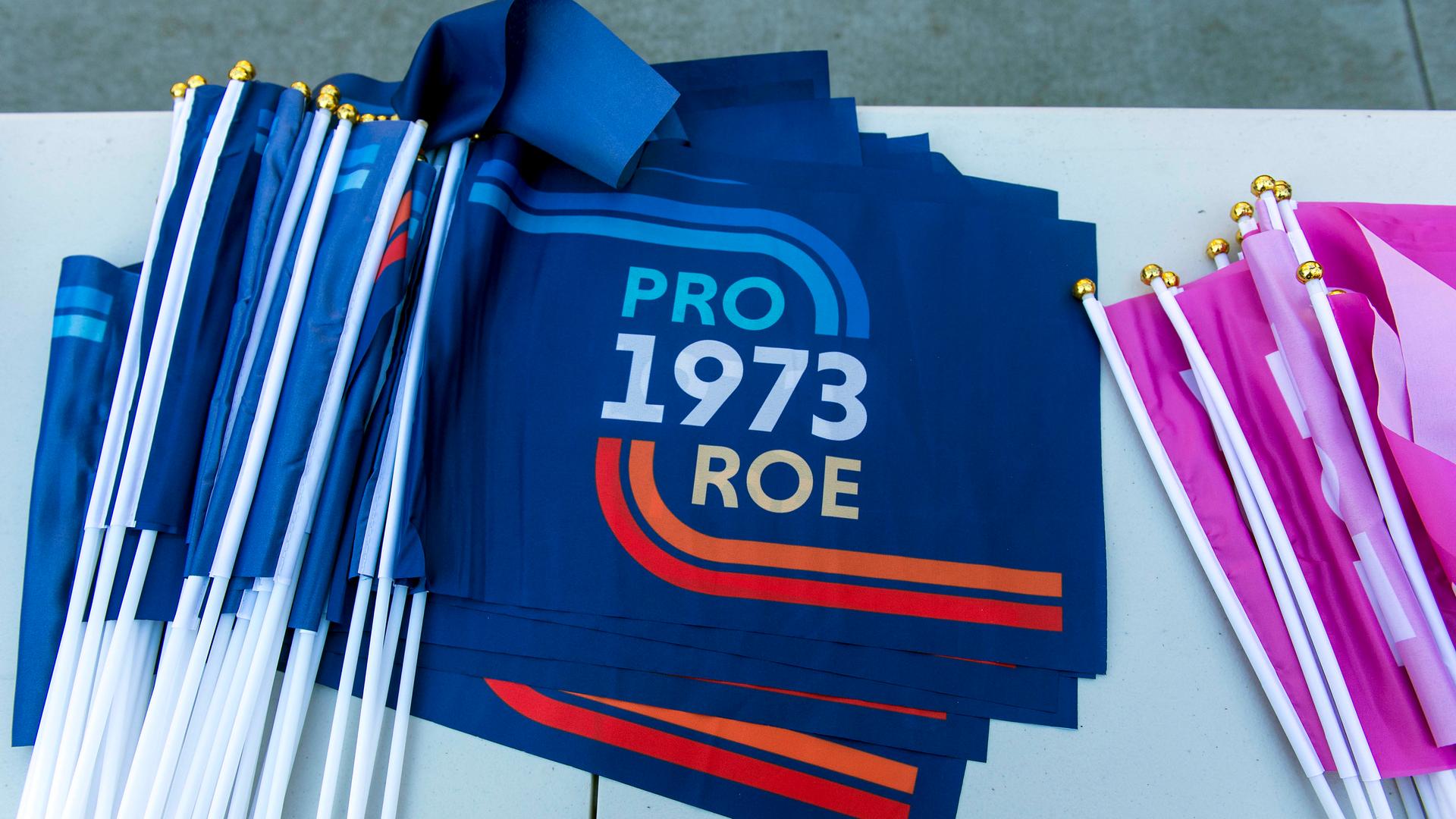 Eine Fahne liegt auf einem Tisch. Auf ihr steht "Pro Roe 1973".
