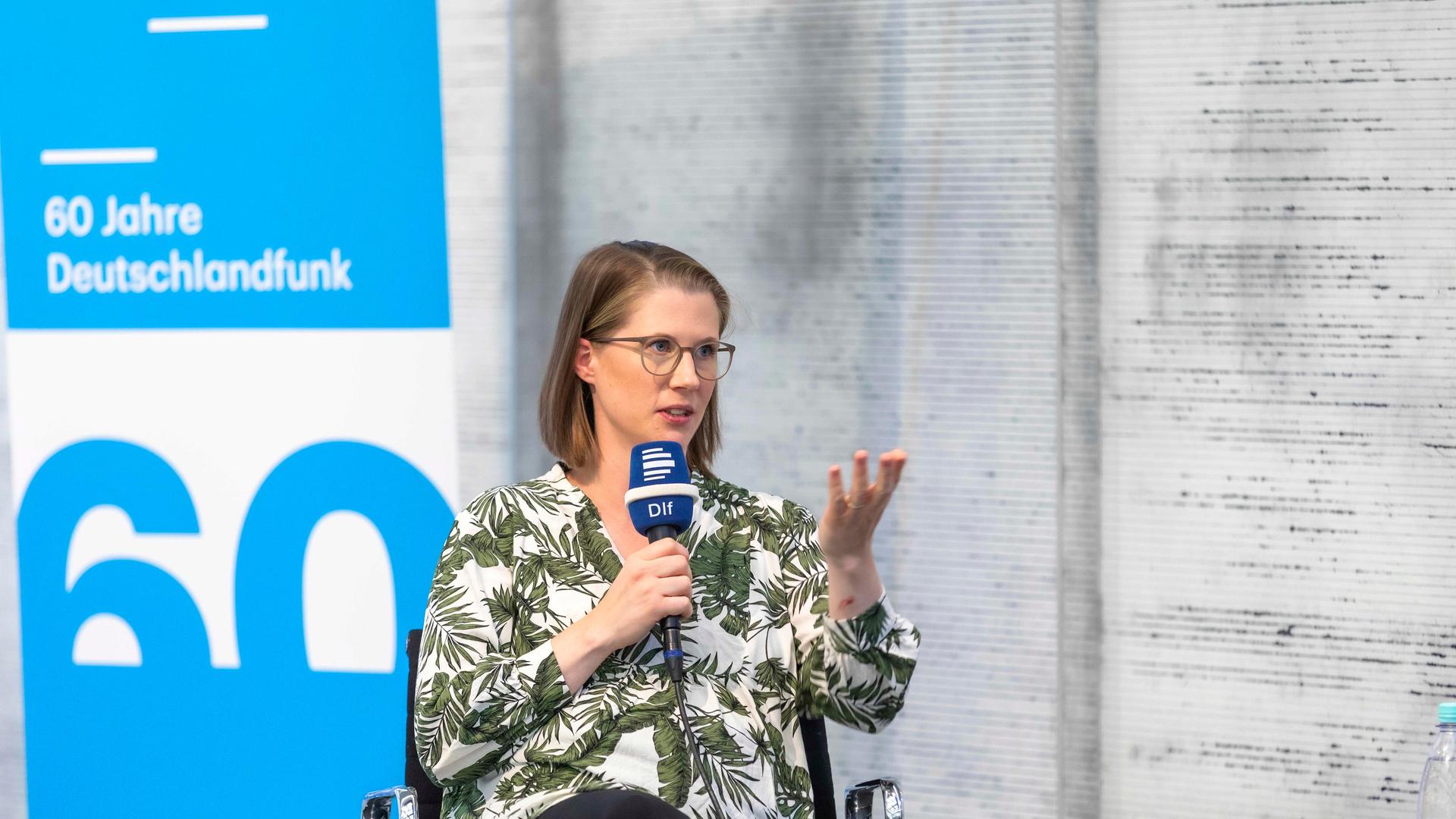 Pia Deutsch, wissenschaftliche Mitarbeiterin im Haus der Geschichte der Bundesrepublik Deutschland, bei einer Podiumsdiskussion zu 60 Jahre Deutschlandfunk im Kölner Funkhaus am 10. August 2022. Pia Deutsch, wissenschaftliche Mitarbeiterin im Haus der Geschichte der Bundesrepublik Deutschland, bei einer Podiumsdiskussion zu 60 Jahre Deutschlandfunk im Kölner Funkhaus am 10. August 2022.