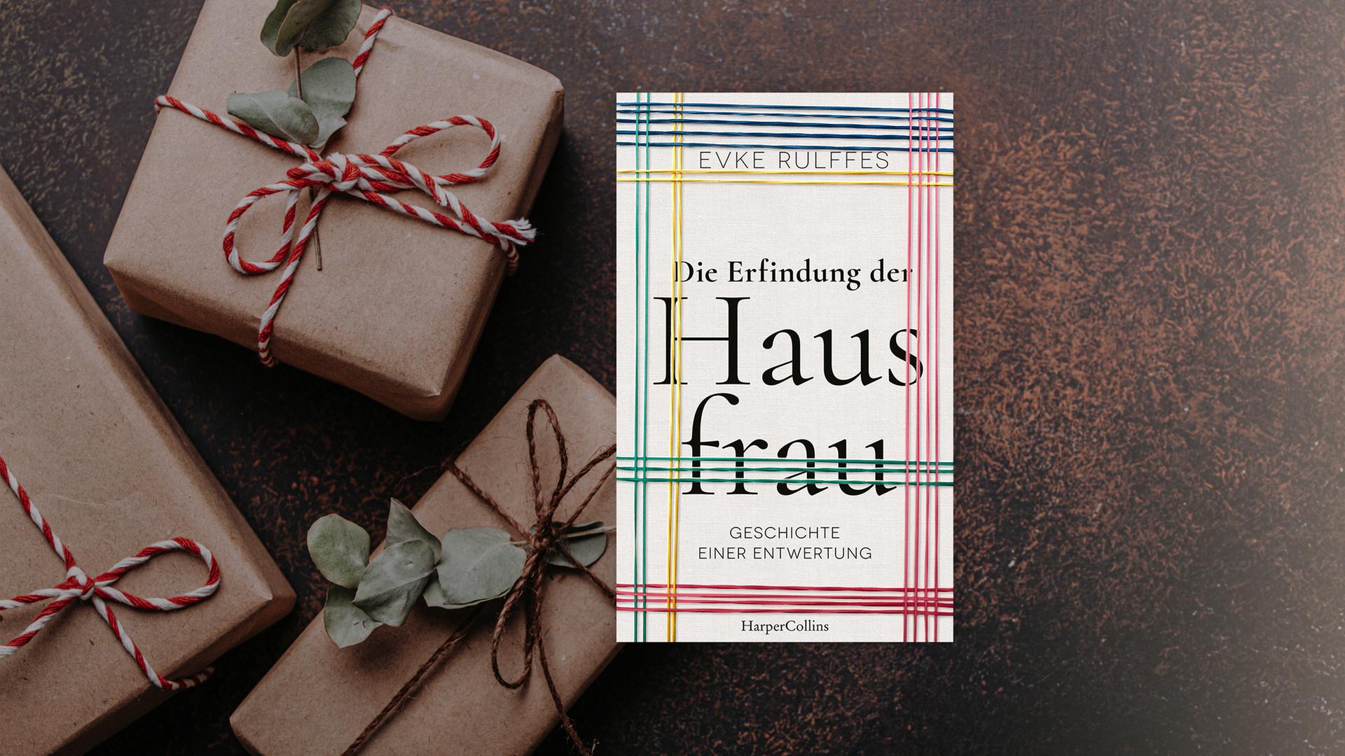 Buchcover zu Evke Rulffes "Die Erfindung der Hausfrau". Im Hintergrund braune Päckchen mit rot-weißen Schleifen. Buchcover zu Evke Rulffes "Die Erfindung der Hausfrau". Im Hintergrund braune Päckchen mit rot-weißen Schleifen.