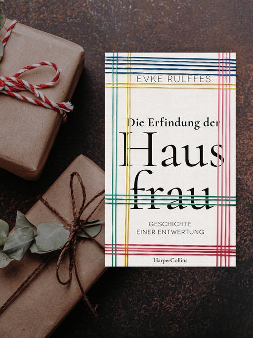 Buchcover zu Evke Rulffes "Die Erfindung der Hausfrau". Im Hintergrund braune Päckchen mit rot-weißen Schleifen.