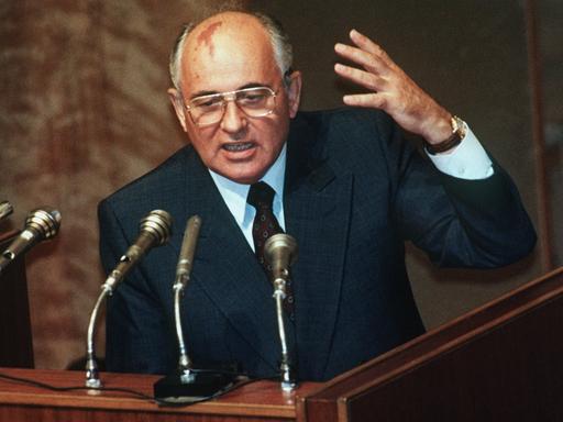 Der sowjetische Präsident Michail Gorbatschow spricht am 23. August 1991 nach dem gescheiterten August-Putsch vor dem russischen Parlament 