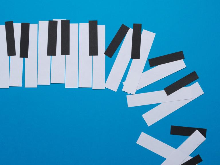 Papiercollage von Klaviertasten die zum rechten Bildrand aus dem Raster springen