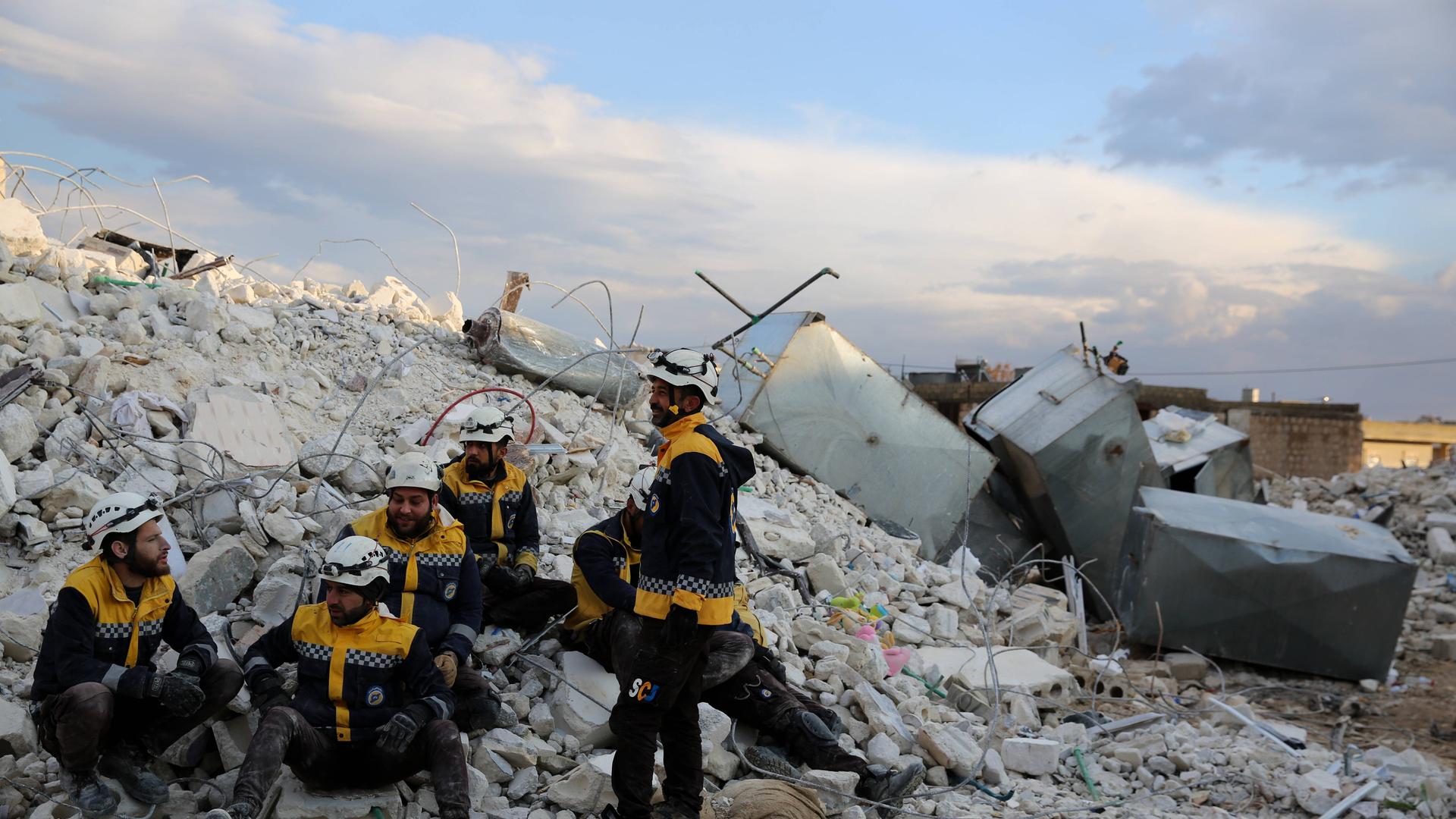 Weiß Helme, Mitglieder des Zivilschutzes in den syrischen Rebellengebieten, machen eine Pause von Rettungsarbeiten in der Stadt Sarmada im Gouvernement Idlib nach dem schweren Erdbeben in der Region. Weiß Helme, Mitglieder des Zivilschutzes in den syrischen Rebellengebieten, machen eine Pause von Rettungsarbeiten in der Stadt Sarmada im Gouvernement Idlib nach dem schweren Erdbeben in der Region.