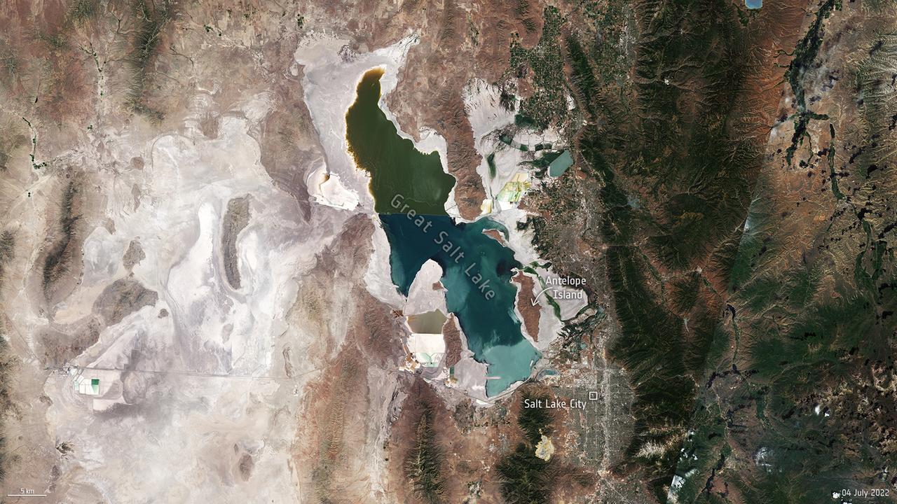 Die Stadt wird größer, der See kleiner – Salt Lake City und der Große Salzsee am 4. Juli 2022 Die Stadt wird größer, der See kleiner – Salt Lake City und der Große Salzsee am 4. Juli 2022