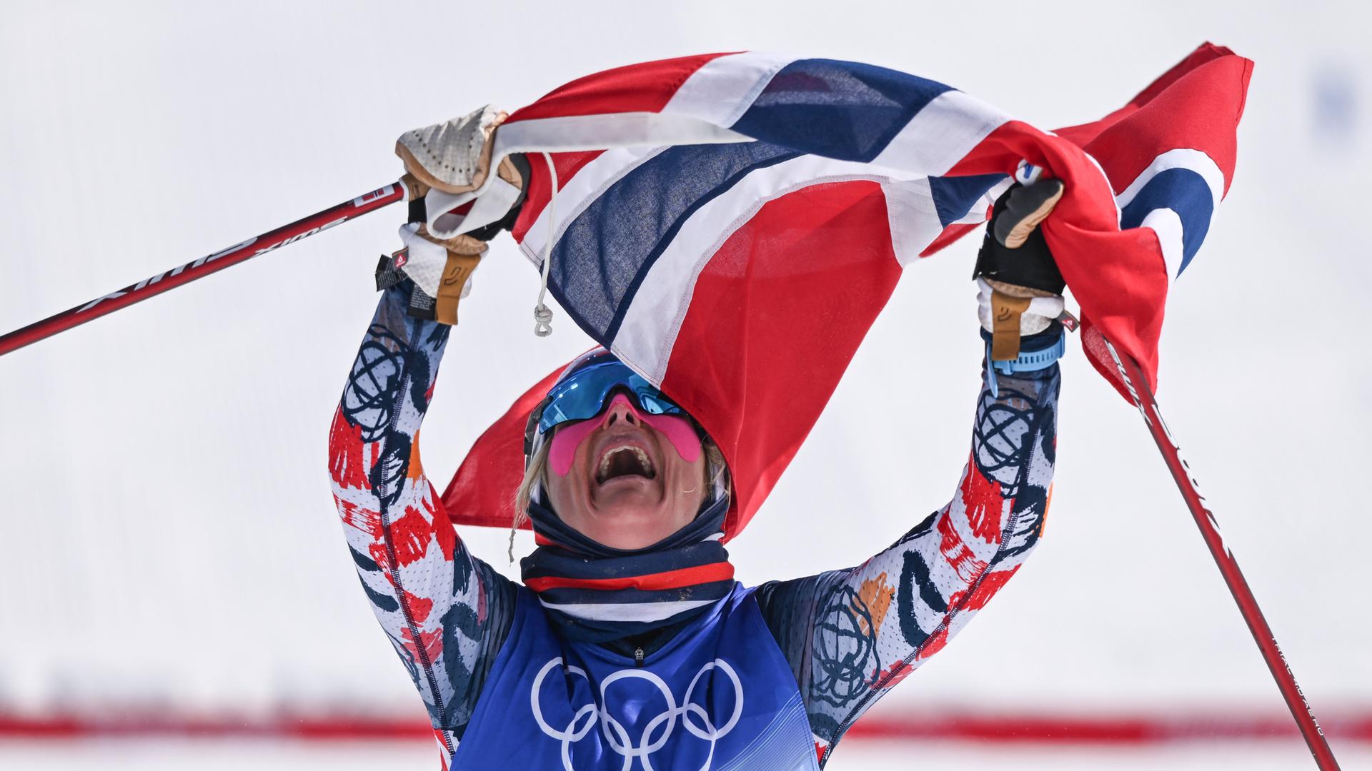Therese Johaug aus Norwegen jubelt über ihren Olympiasieg. Therese Johaug aus Norwegen jubelt über ihren Olympiasieg.