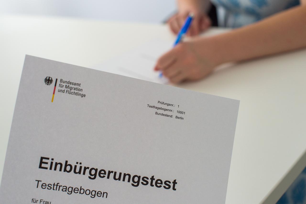 Ein Testbogen eines Einbürgerungstests wird ausgefüllt.. Ein Testbogen eines Einbürgerungstests wird ausgefüllt..