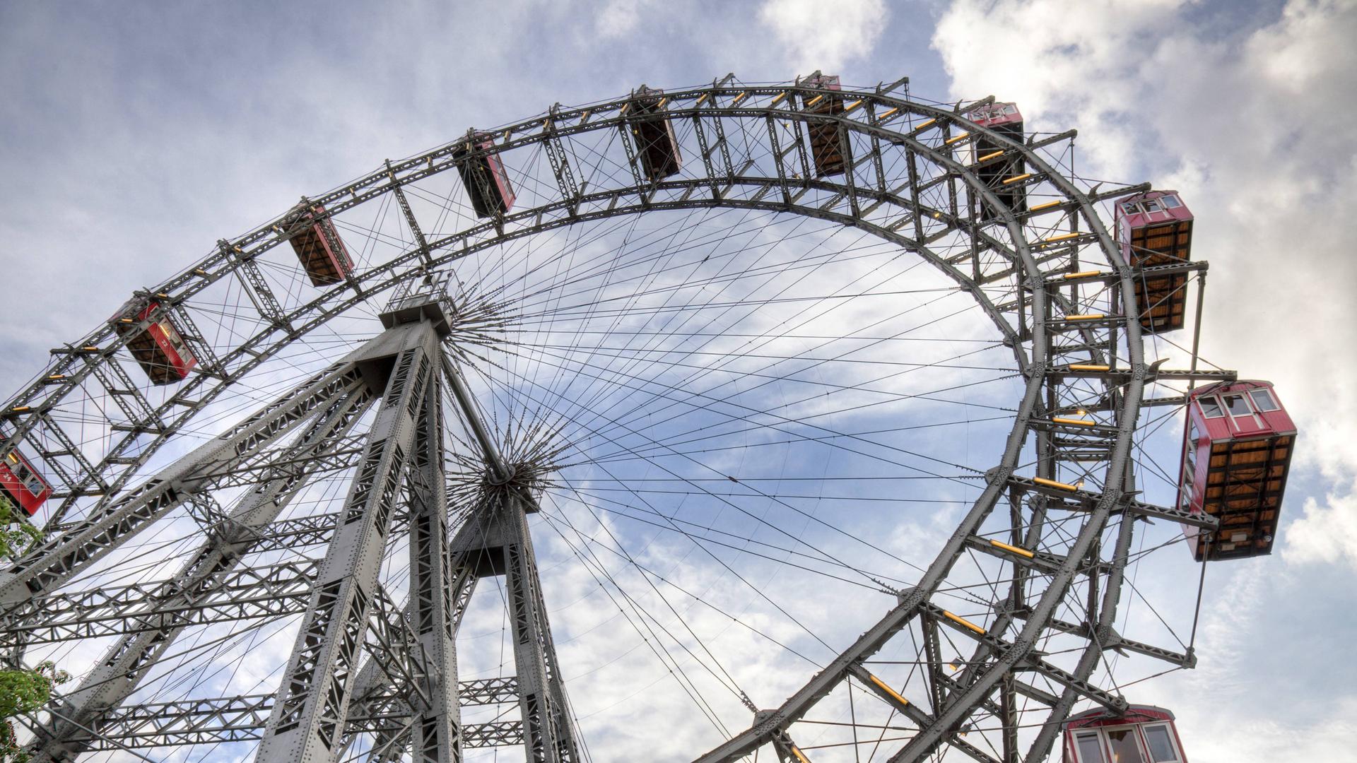 Das Wiener Riesenrad im Prater im Gemeindebezirk Leopoldstadt ist ein Wahrzeichen Wiens. Das Wiener Riesenrad im Prater im Gemeindebezirk Leopoldstadt ist ein Wahrzeichen Wiens.