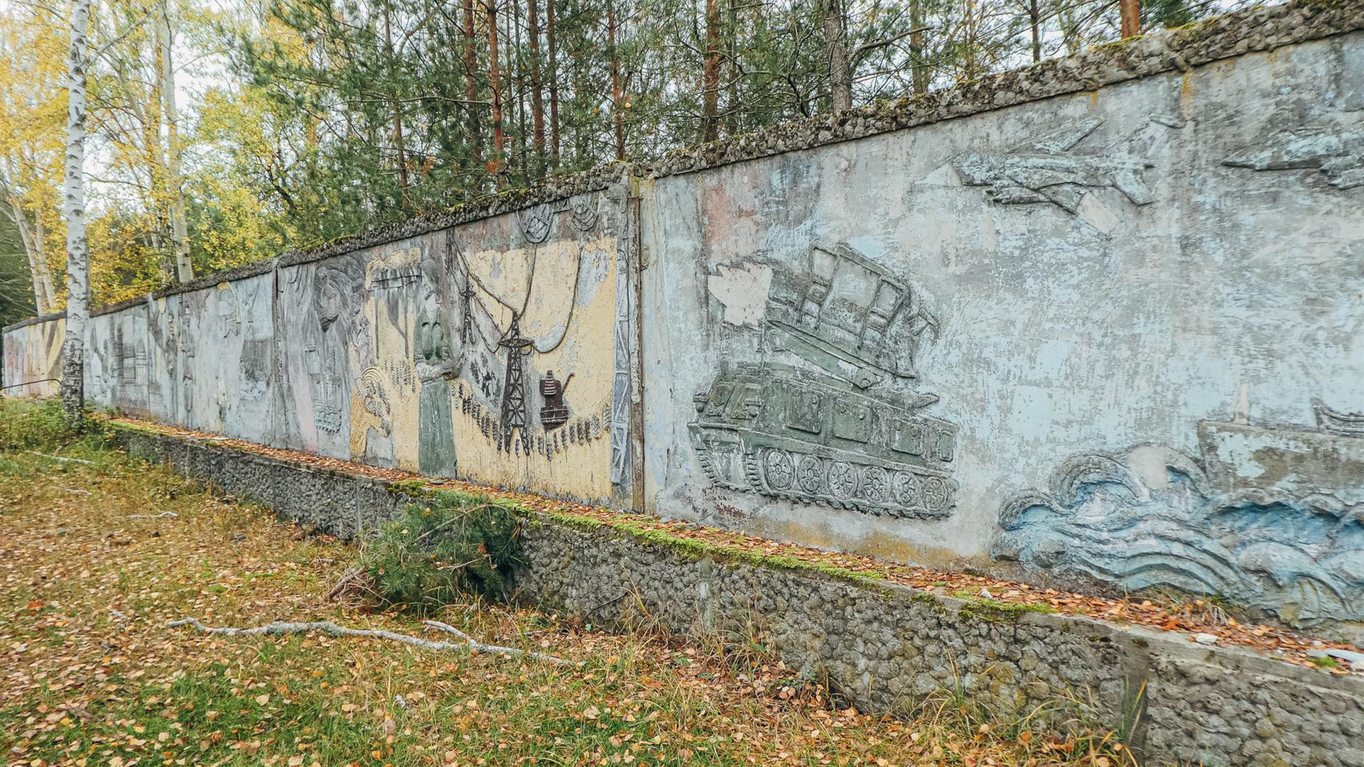 Wandrelief an einer Außenmauer zeigt einen Schützenpanzer. Wandrelief an einer Außenmauer zeigt einen Schützenpanzer.