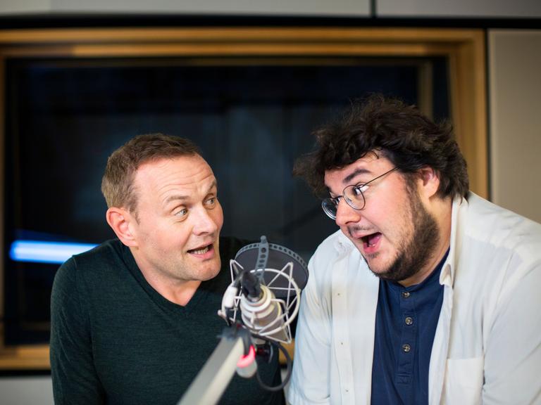 Devid Striesow und Axel Rahnisch bei den Aufnahmen zur Serie "Klassik Drastisch"