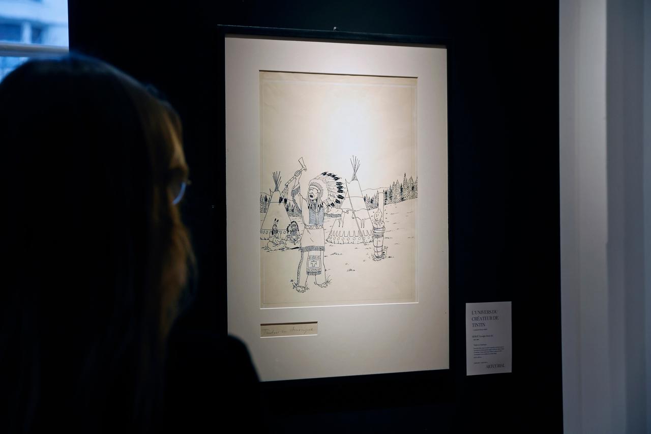 Schwarzweiß-Zeichnung in einem schwarzen Rahmen, beleuchtet in einer Ausstellung. Schwarzweiß-Zeichnung in einem schwarzen Rahmen, beleuchtet in einer Ausstellung.