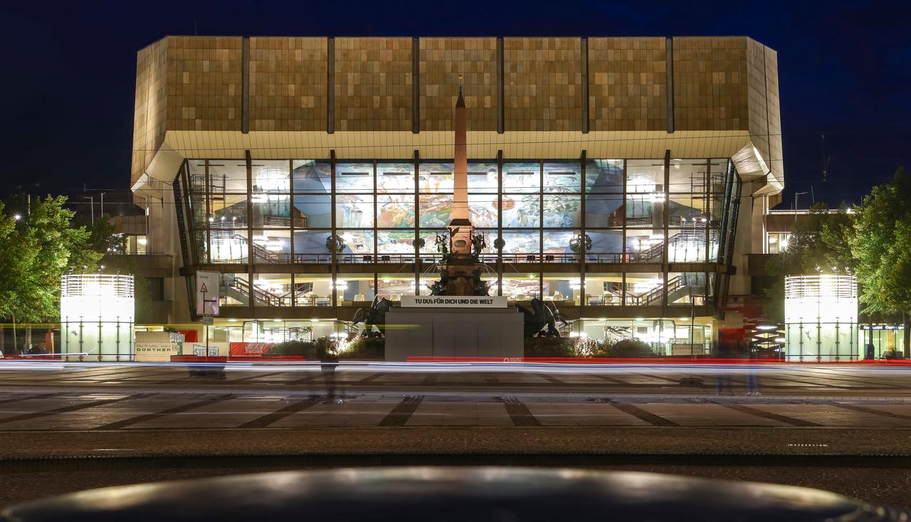 Das Leipziger Gewandhaus ist innen beleuchtet. Draußen ist es dunkel. Das Leipziger Gewandhaus ist innen beleuchtet. Draußen ist es dunkel.
