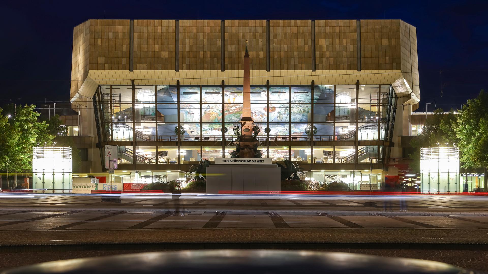 Das Leipziger Gewandhaus ist innen beleuchtet. Draußen ist es dunkel. Das Leipziger Gewandhaus ist innen beleuchtet. Draußen ist es dunkel.