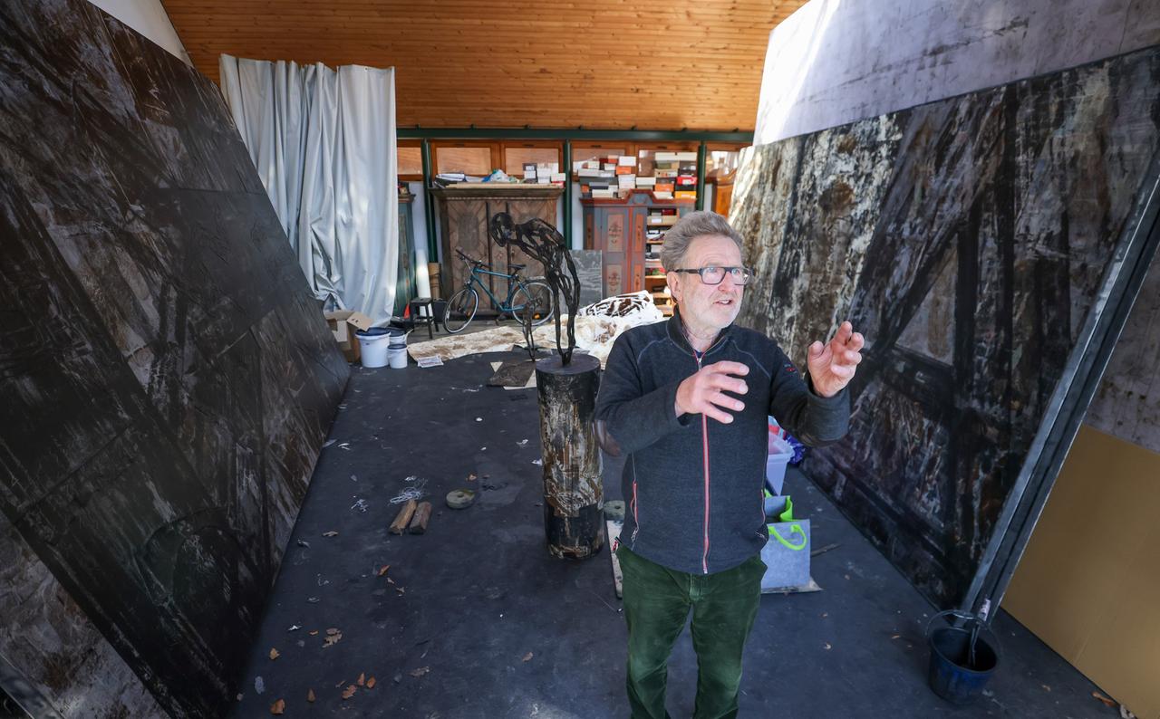Der Künstler Michael Morgner steht in seinem Atelier vor seinen überdimensionalen Bildern. Der Künstler Michael Morgner steht in seinem Atelier vor seinen überdimensionalen Bildern.