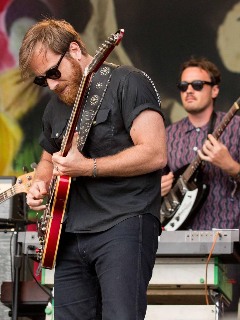 Der Gitarrist Dan Auerbach steht mit Gitarre und seiner Band  "The Arcs" auf einer Bühne