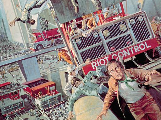 Filmplakat zu "Soylent Green": Menschen fliehen aus einer Stadt im Chaos. Im hintergrund eine Art Fleischwolf, in den Menschenkörper gefüllt werden.