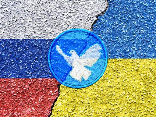 Fahnen von Russland und der Ukraine mit Riss und Friedenssymbol