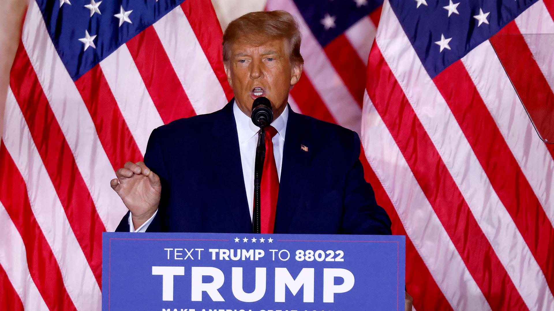Donald Trump steht bei einer Wahlkampfveranstaltung am Rednerpult. Donald Trump steht bei einer Wahlkampfveranstaltung am Rednerpult.