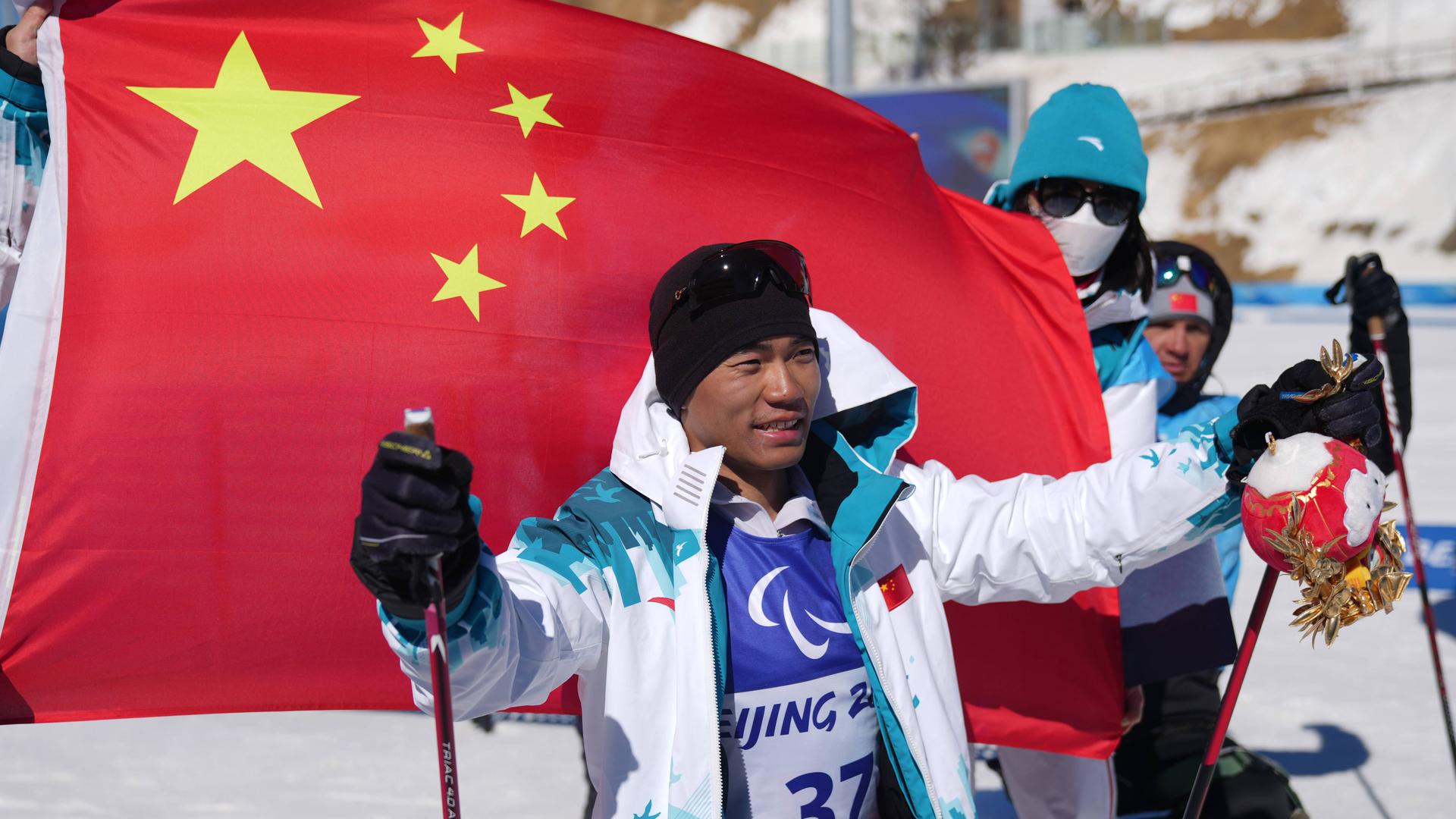 Chinas Liu Zixu feiert seine Goldmedaille im Biathlon bei den Paralympics 2022. Chinas Liu Zixu feiert seine Goldmedaille im Biathlon bei den Paralympics 2022.