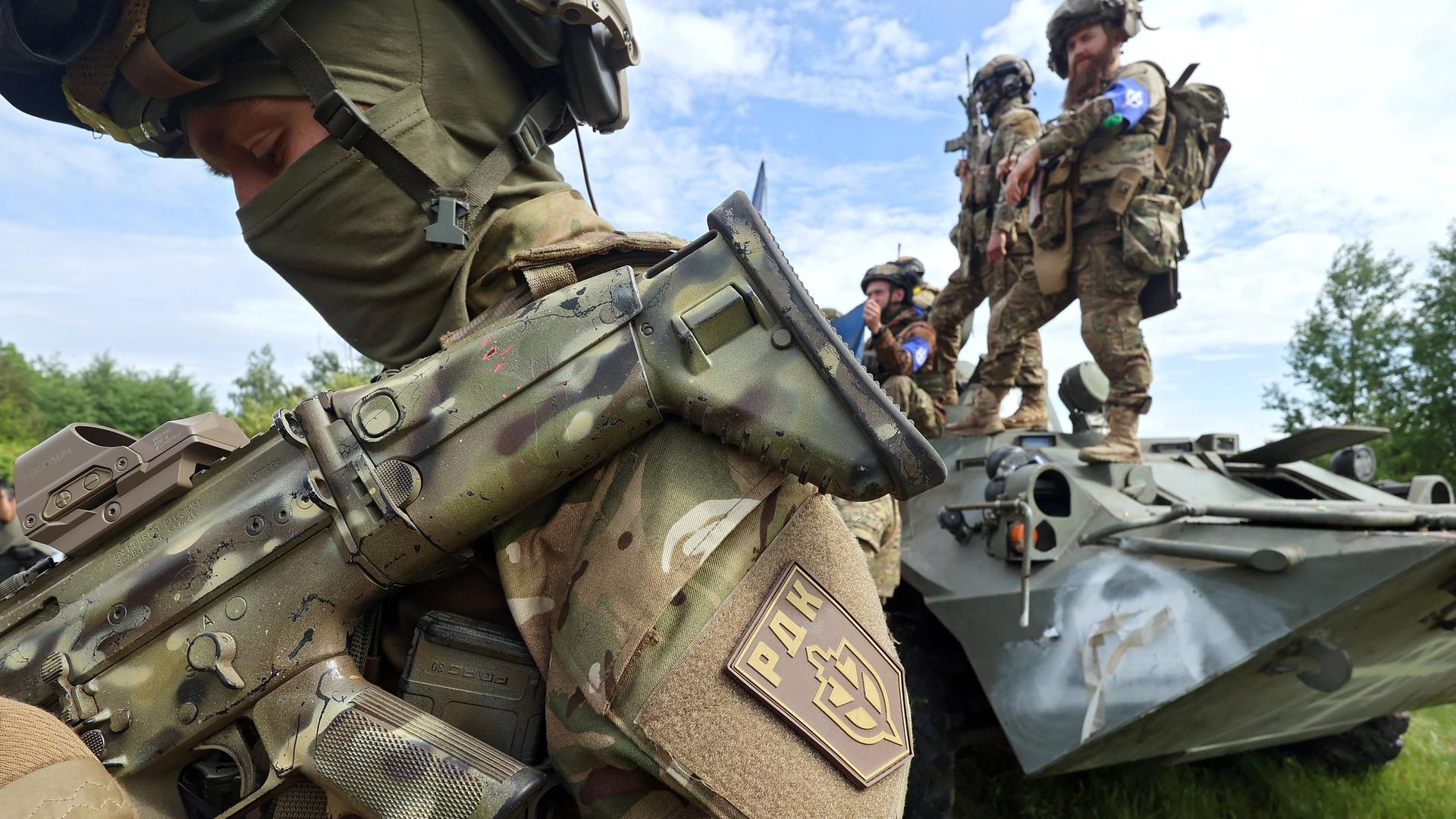 Soldaten der Liberty of Russia Legion und des Russian Volunteer Corps bei einer Besprechung im Norden der Ukraine Soldaten der Liberty of Russia Legion und des Russian Volunteer Corps bei einer Besprechung im Norden der Ukraine