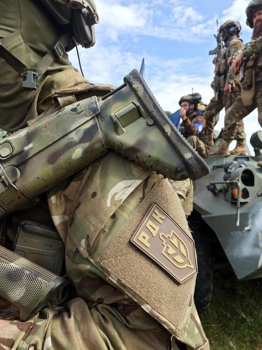 Soldaten der Liberty of Russia Legion und des Russian Volunteer Corps bei einer Besprechung im Norden der Ukraine