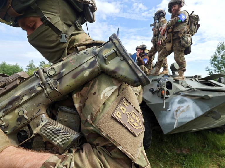 Soldaten der Liberty of Russia Legion und des Russian Volunteer Corps bei einer Besprechung im Norden der Ukraine