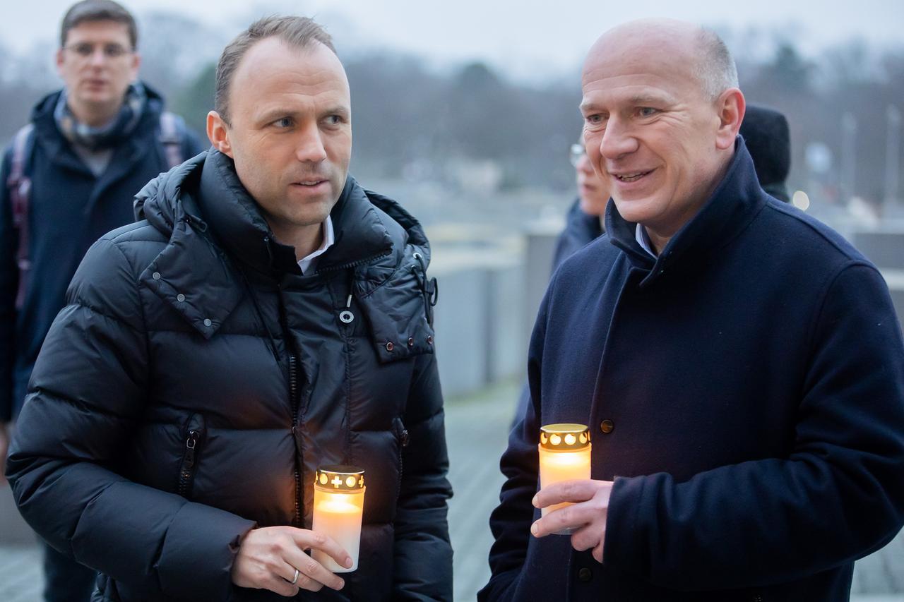 Sebastian Czaja (l), Vorsitzender der FDP-Fraktion im Berliner Abgeordnetenhaus, und Kai Wegner, CDU-Fraktionsvorsitzender im Berliner Abgeordnetenhaus, unterhalten sich vor einem Entzünden von Kerzen am Denkmal für die ermordeten Juden Europas am Vorabend des Internationalen Tags des Gedenkens an die Opfer des Holocaust. Sebastian Czaja (l), Vorsitzender der FDP-Fraktion im Berliner Abgeordnetenhaus, und Kai Wegner, CDU-Fraktionsvorsitzender im Berliner Abgeordnetenhaus, unterhalten sich vor einem Entzünden von Kerzen am Denkmal für die ermordeten Juden Europas am Vorabend des Internationalen Tags des Gedenkens an die Opfer des Holocaust.