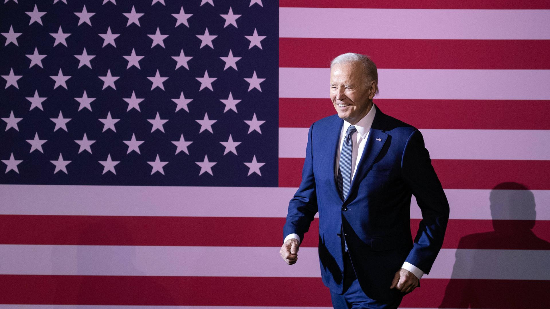 US-Präsident Joe Biden vor einer USA-Flagge.