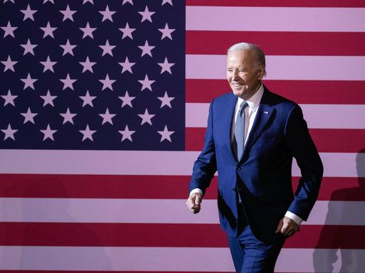 US-Präsident Joe Biden vor einer USA-Flagge.