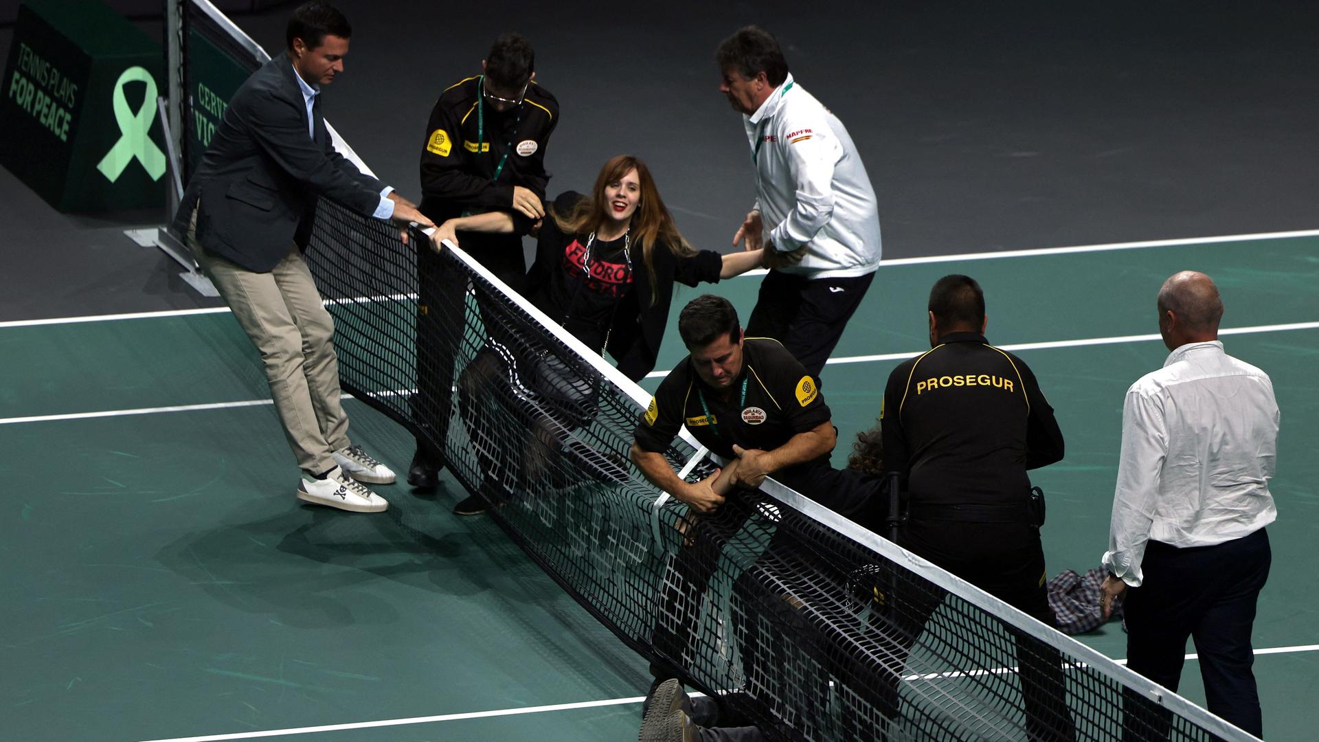 Davis-Cup: In Málaga gelangten zwei Personen auf den Tennisplatz und versuchten, sich am Netz festzubinden.