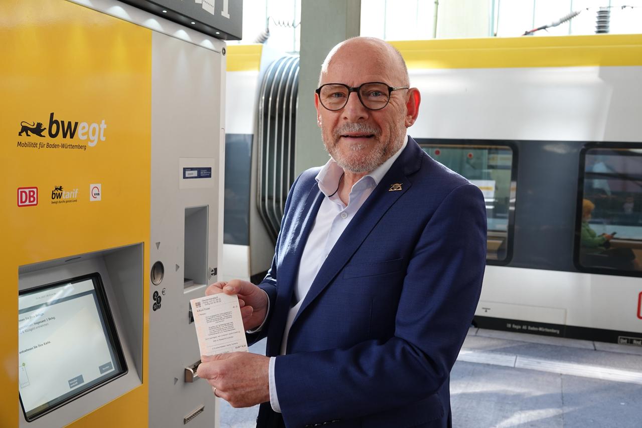 Winfried Hermann (Bündnis 90/Die Grünen), Verkehrsminister von Baden-Württemberg, zeigt auf dem Stuttgarter Hauptbahnhof ein 9-Euro-Ticket. Seit 1. Juni sind die Sondertickets deutschlandweit gültig.