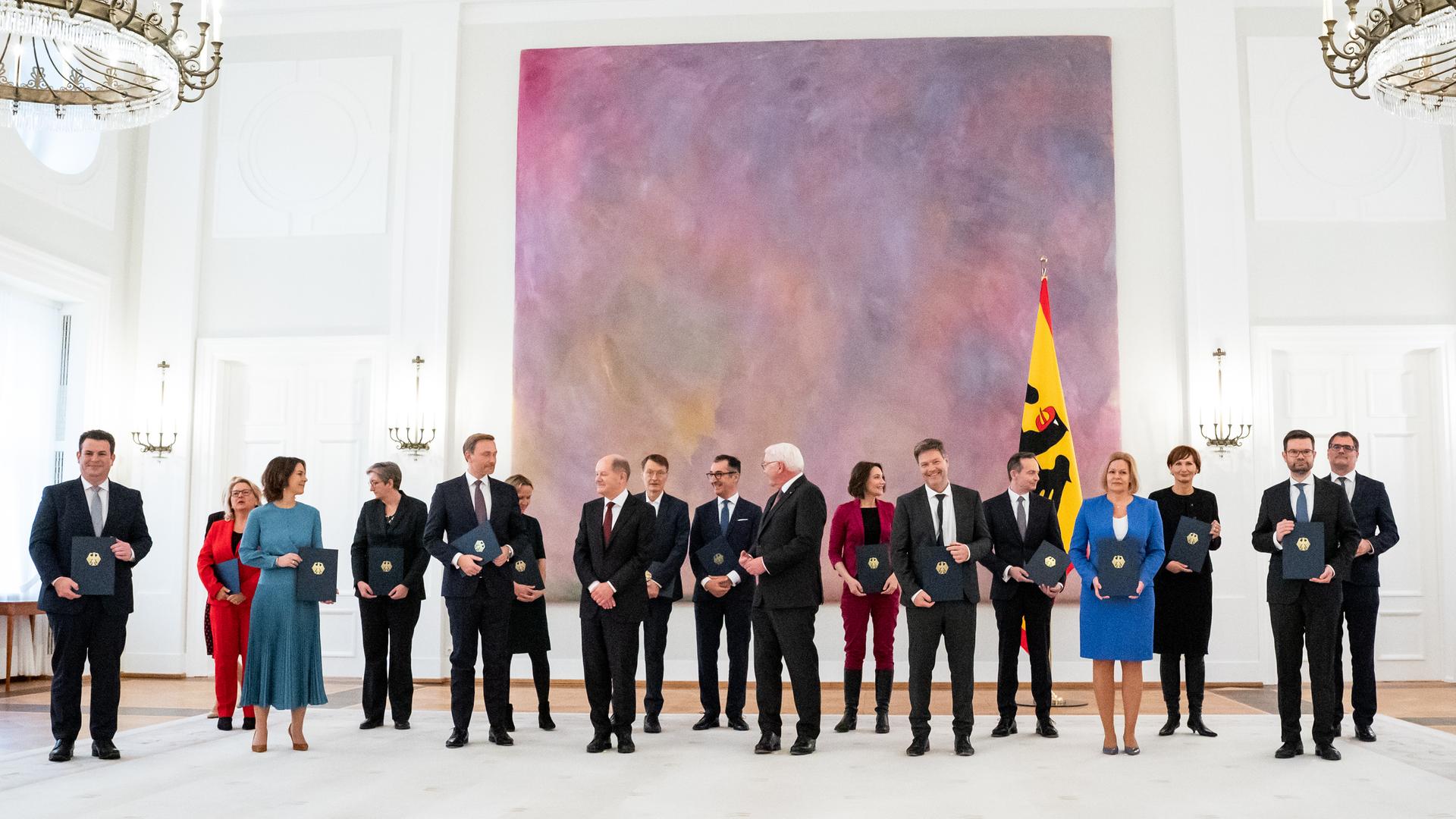 Die Ministerinnen und Minister stehen mit dem Bundes-Präsidenten zusammen Die Ministerinnen und Minister stehen mit dem Bundes-Präsidenten zusammen