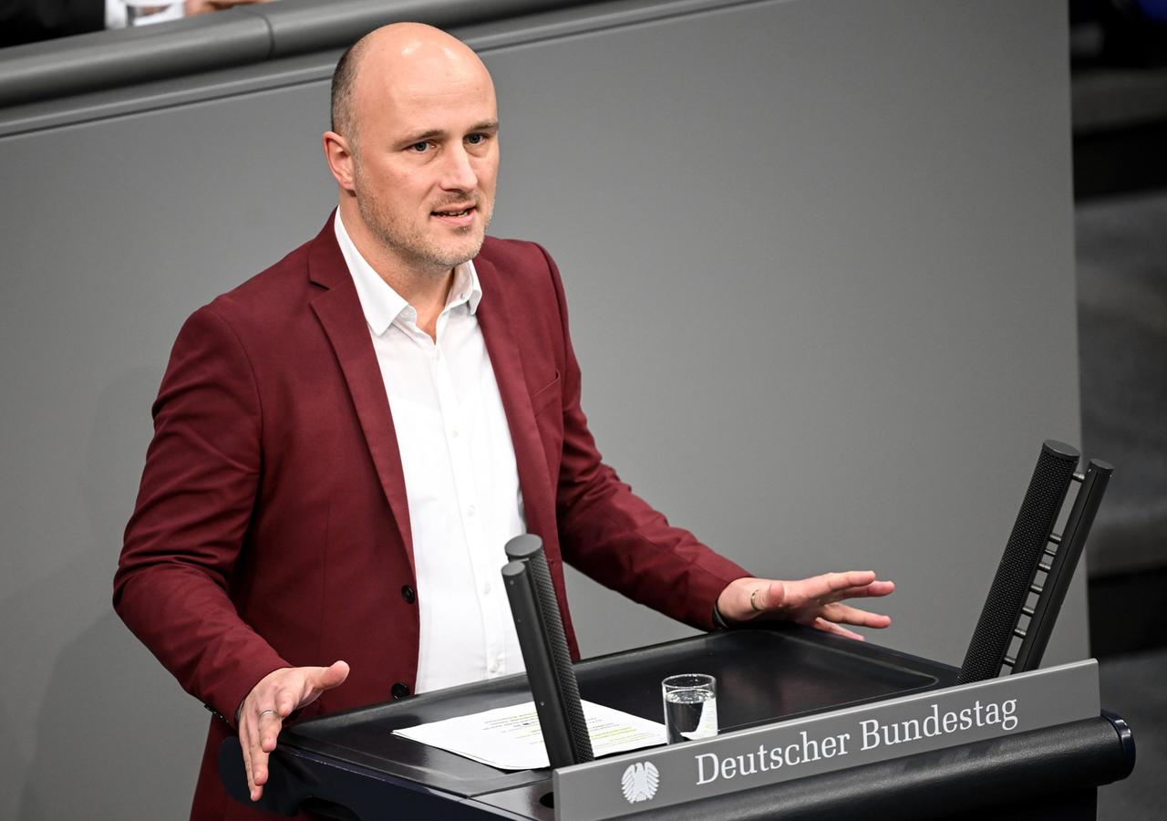 Sven Lehmann, Parlamentarischer Staatssekretär im Bundesministerium für Familie, Senioren, Frauen und Jugend spricht im Plenarsaal des Bundestags Sven Lehmann, Parlamentarischer Staatssekretär im Bundesministerium für Familie, Senioren, Frauen und Jugend spricht im Plenarsaal des Bundestags