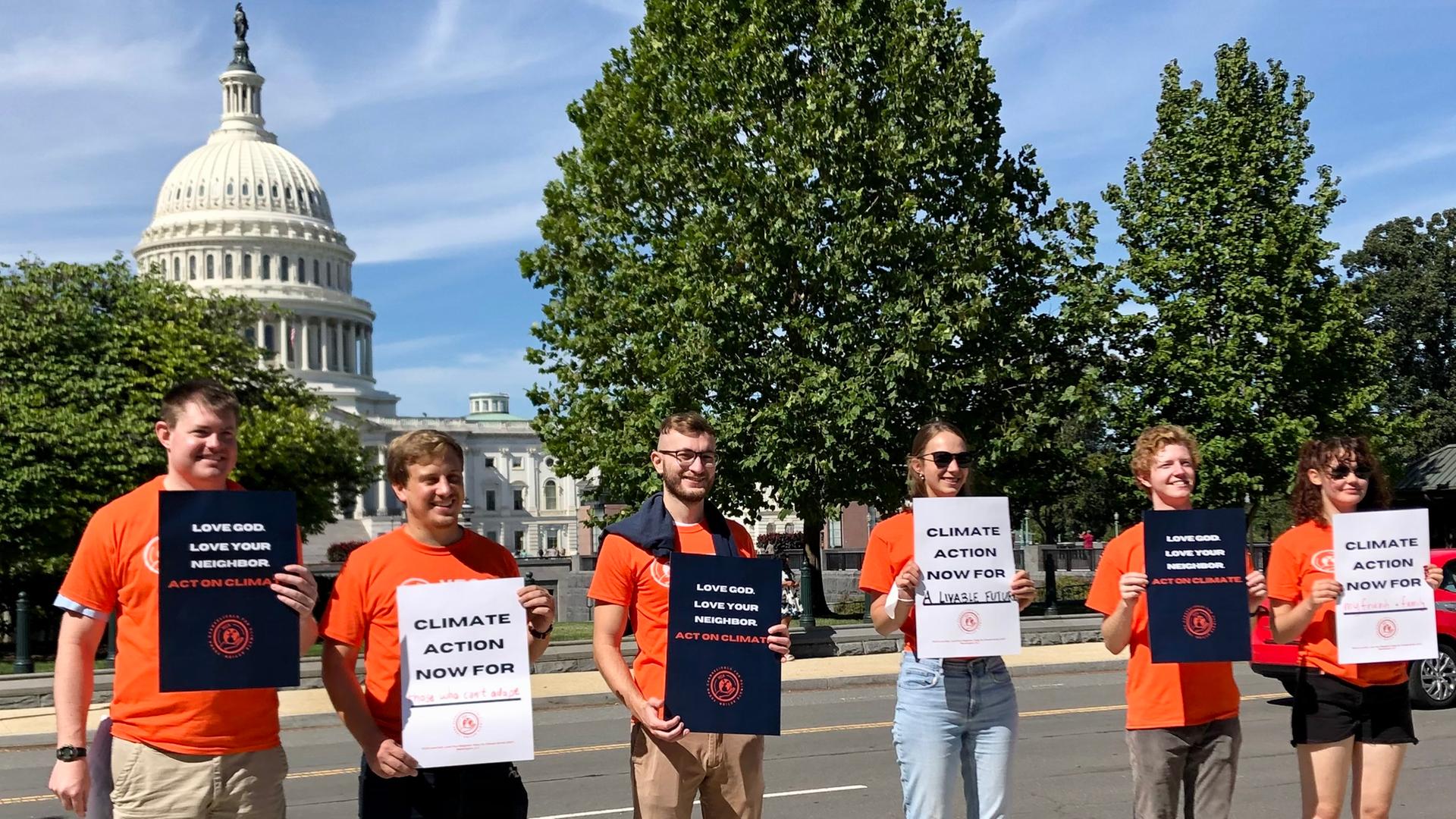 Mitglieder der “Young Evangelicals for Climate Action” bei einer Demonstration am Kapitol in Washington. Mitglieder der “Young Evangelicals for Climate Action” bei einer Demonstration am Kapitol in Washington.