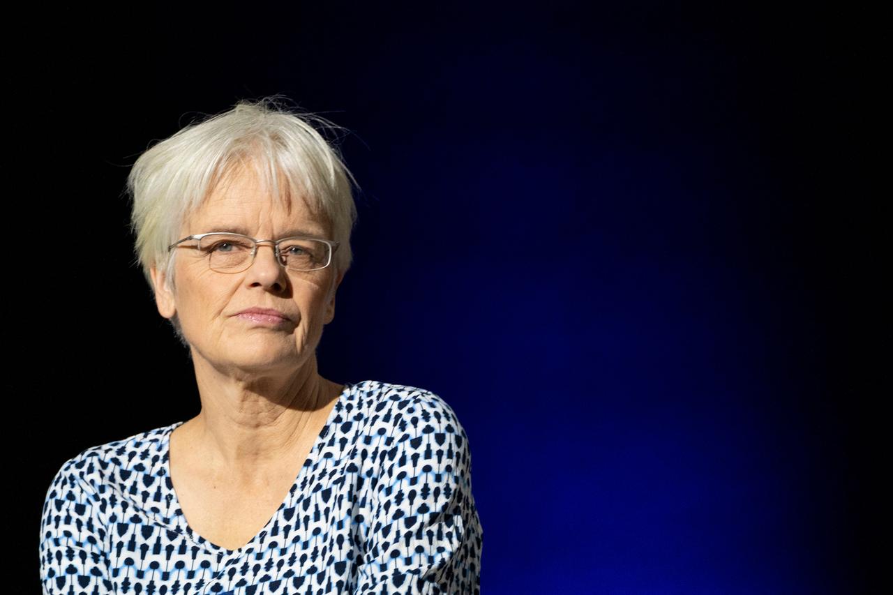 Ulrike Herrmann sitzt vor einem dunklen Hintergrund auf einem Stuhl und blickt in Richtung Kamera. Ulrike Herrmann sitzt vor einem dunklen Hintergrund auf einem Stuhl und blickt in Richtung Kamera.